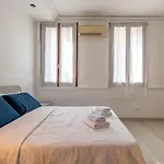 Domus Aurum - Raffinato E Confortevole In Centro Storico Fuori Dalla Ztl Apartment *