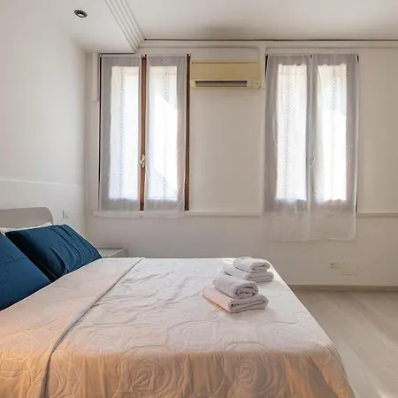 Domus Aurum - Raffinato E Confortevole In Centro Storico Fuori Dalla Ztl Apartman *